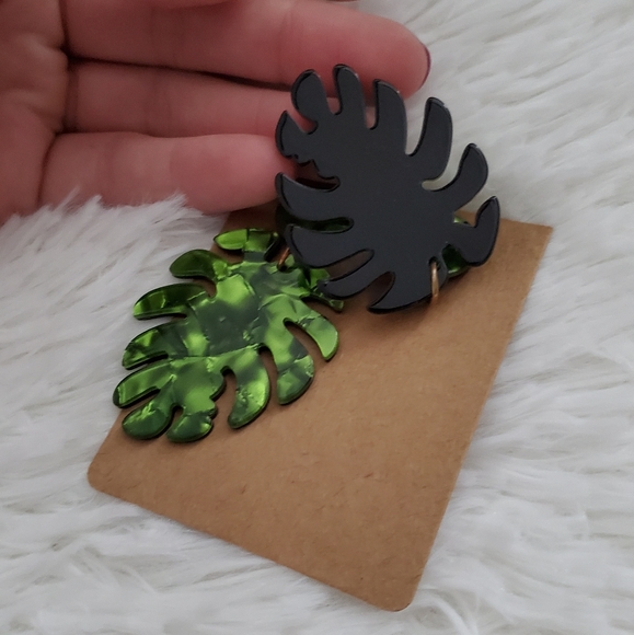 BRAND NEW Green Resin Palm Leaf Earrings - Picture 2 of 3